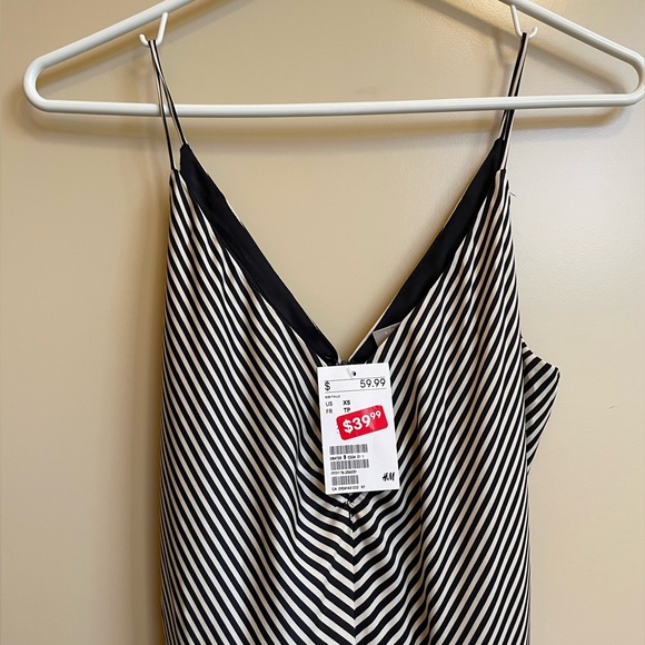 H&M jumpsuit. WITH POCKETS!! - Picture 3 of 4